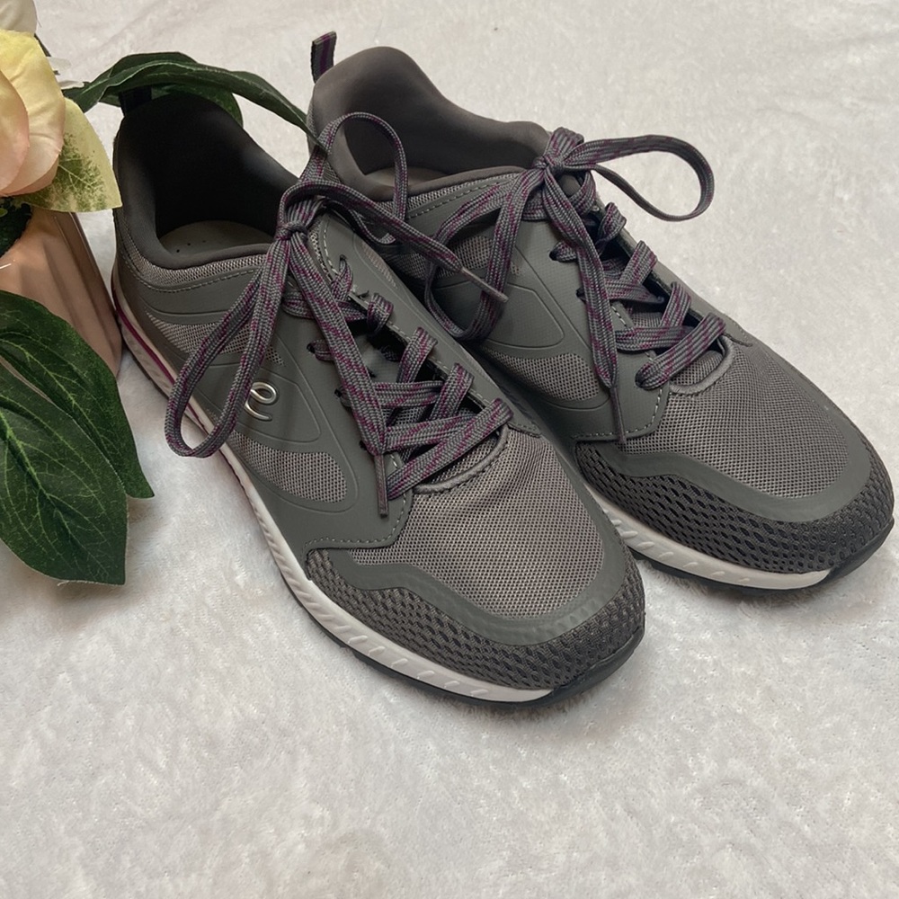 Like New Size 9M Easy Spirit Anti Gravity Gray Purple & White Sneakers
